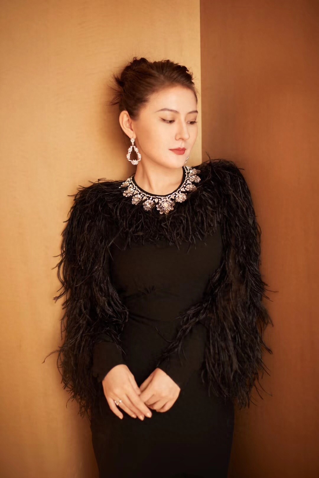 异域风情的热依扎，性感婀娜，不愧是《甄嬛传》里迷倒皇帝的宁嫔