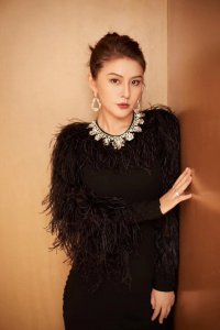 ​异域风情的热依扎，性感婀娜，不愧是《甄嬛传》里迷倒皇帝的宁嫔