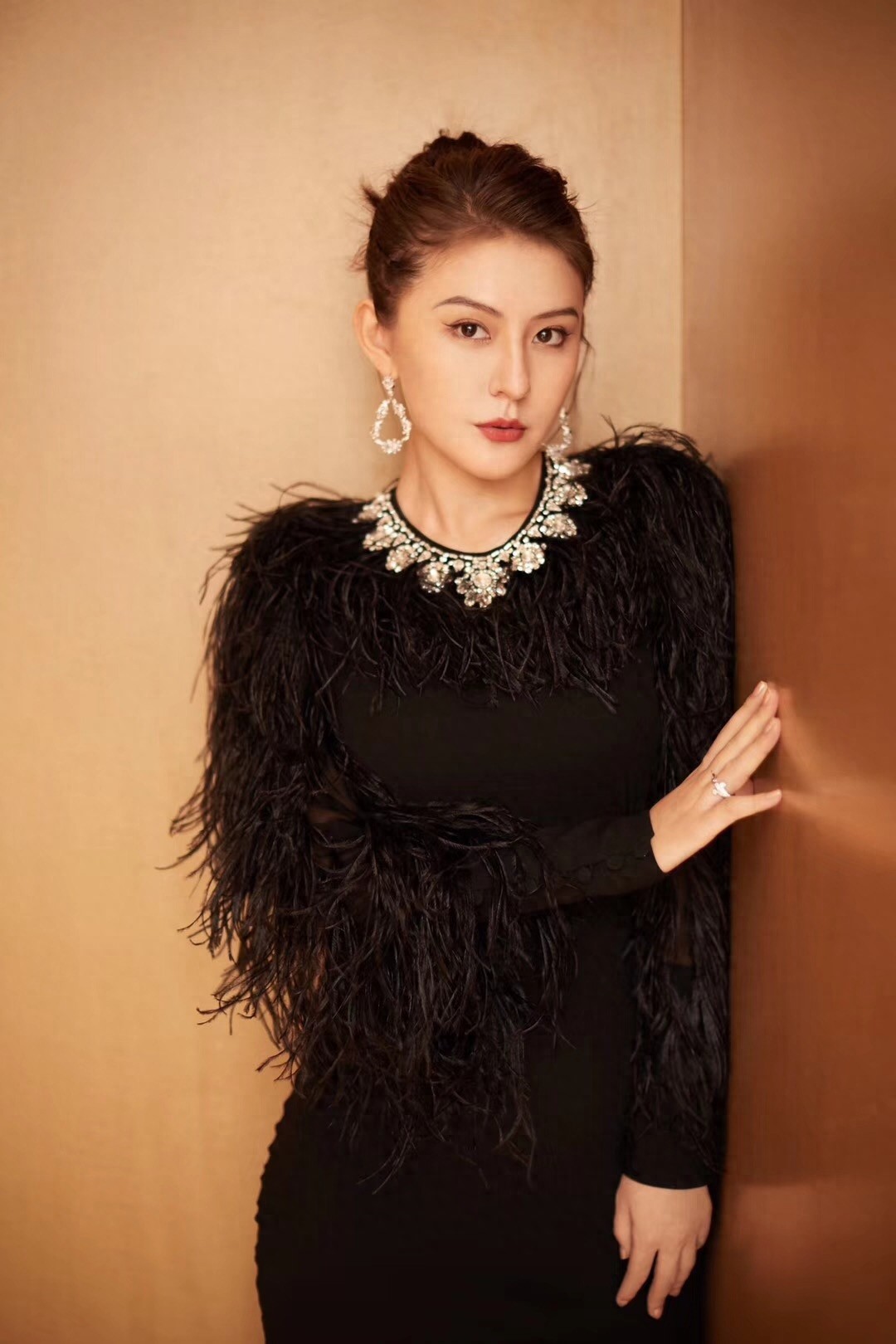 异域风情的热依扎，性感婀娜，不愧是《甄嬛传》里迷倒皇帝的宁嫔