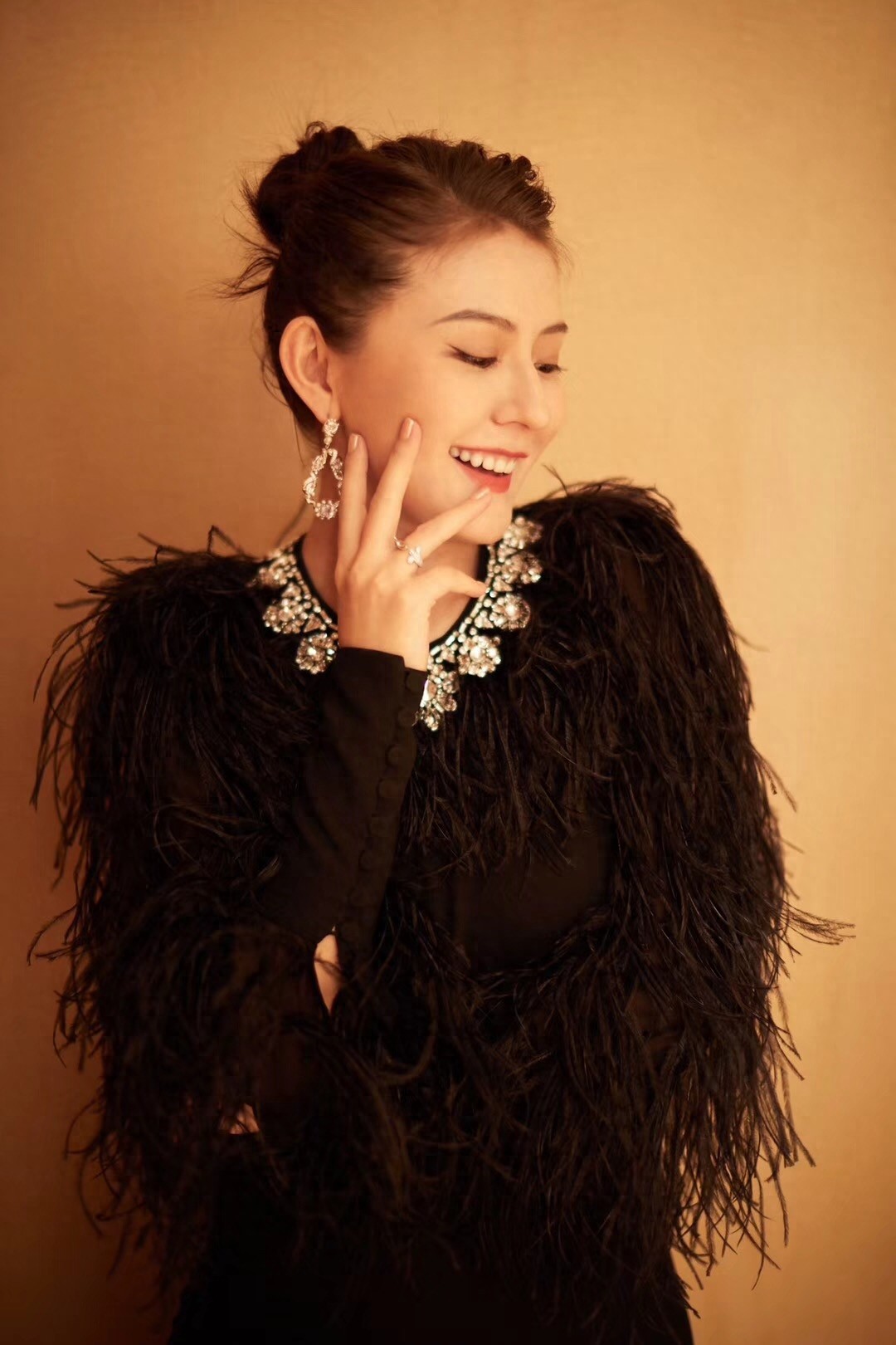 异域风情的热依扎，性感婀娜，不愧是《甄嬛传》里迷倒皇帝的宁嫔