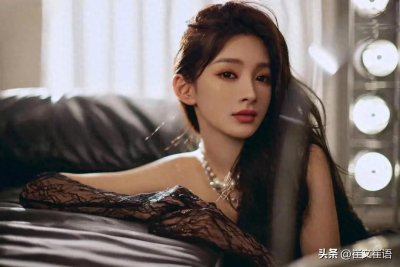 长腿模特室内写真！前凸后翘好身材藏不住、柳腰爆乳诱人事业线