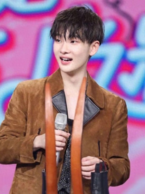 哇唧唧哇艺人粉丝排行，杨超越成前五唯一女生，肖战排名第一