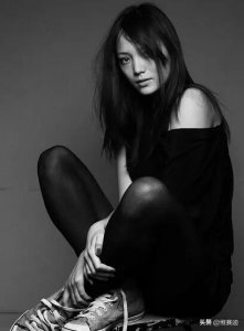 ​丧父丧兄妈妈还精神分裂，她却自强不息靠“螳螂女”一角获得成功