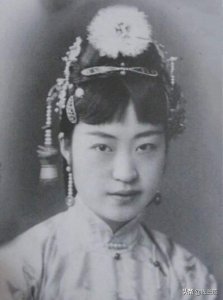 ​唐怡莹差点嫁给溥仪，却为何遭到亲姑姑瑾妃的阻挠，嫁给了溥杰？