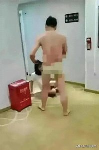 ​震撼！酒店走廊的不雅视频被疯狂传播，网友评论：真是玩得太好了