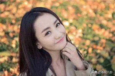 杨蓉恋情曝光？居家素颜与男子共进晚餐，双方互动甜蜜疑早已同居