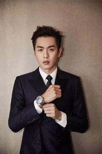 ​他在事业上兢兢业业，在家庭上尽职尽责，成为了男人的标杆