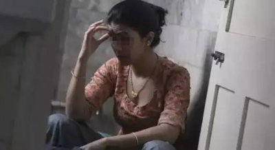 ​40岁女人爱上30岁小伙，红着脸道：比我前夫好，我很爱他