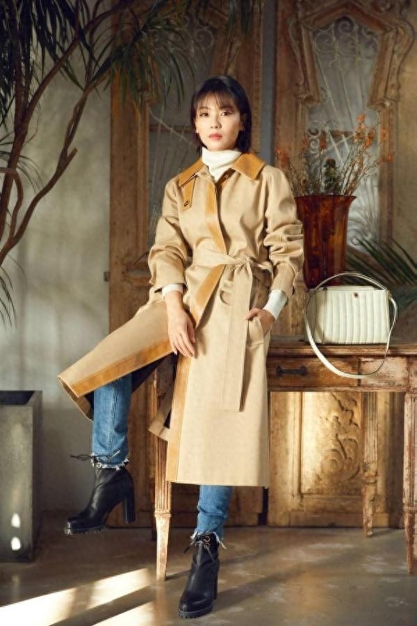 刘涛终于换发型，连换两套大衣美出新高度，这才是装嫩的最高级别