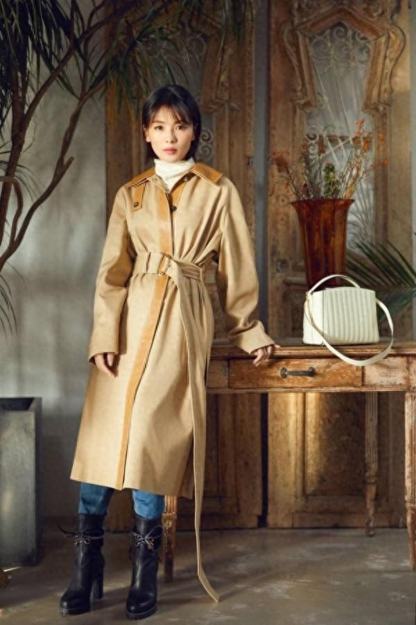 刘涛终于换发型，连换两套大衣美出新高度，这才是装嫩的最高级别