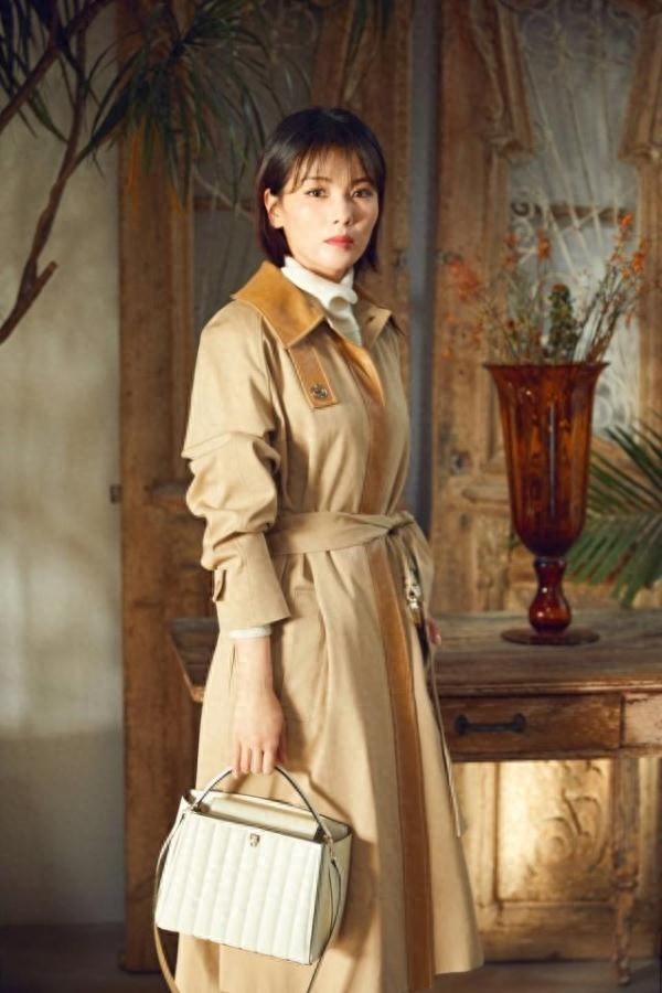 刘涛终于换发型，连换两套大衣美出新高度，这才是装嫩的最高级别