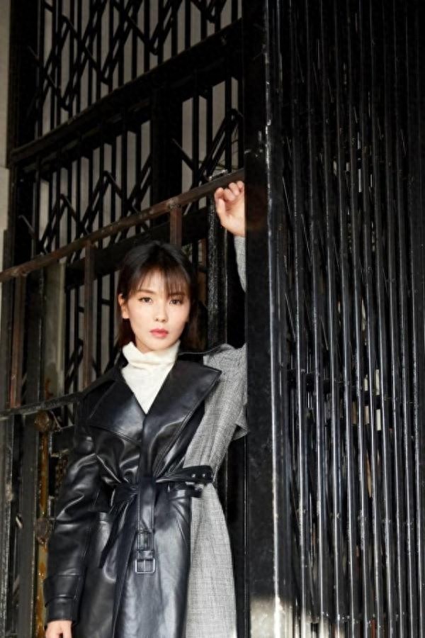 刘涛终于换发型，连换两套大衣美出新高度，这才是装嫩的最高级别