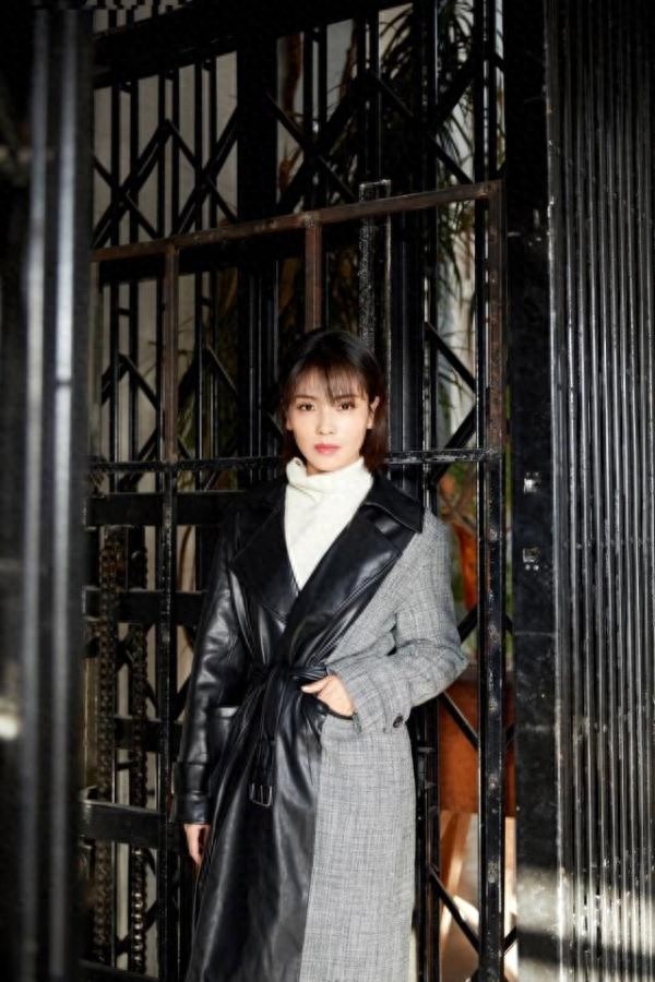 刘涛终于换发型，连换两套大衣美出新高度，这才是装嫩的最高级别