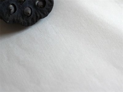 ​宣纸有二个面，光滑的一面是宣纸，粗糙的一面也是宣纸