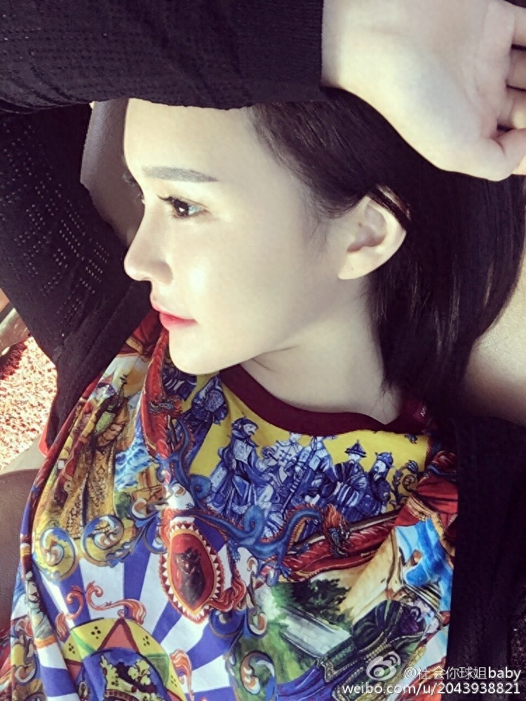 赵本山女儿球姐短发俏皮不羁 网友这图P的一看就是亲生的