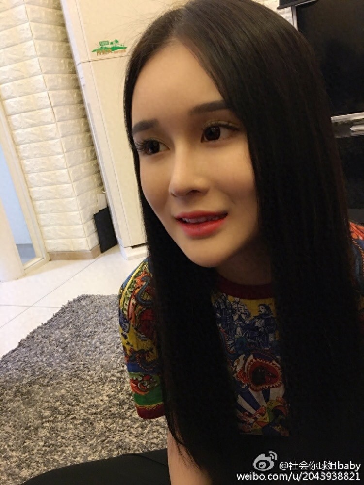 赵本山女儿球姐短发俏皮不羁 网友这图P的一看就是亲生的