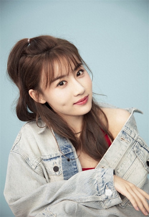 张雅卓女生带着与生俱来的猫性，一颦一笑都那么骄傲和自信