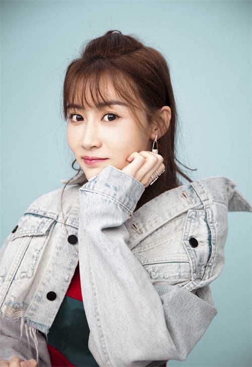 张雅卓女生带着与生俱来的猫性，一颦一笑都那么骄傲和自信