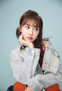 张雅卓女生带着与生俱来的猫性，一颦一笑都那么骄傲和自信