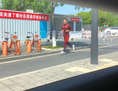 33岁国足队长吴曦，输越南躲球身败名裂，穿国足队服跑步洗心革面