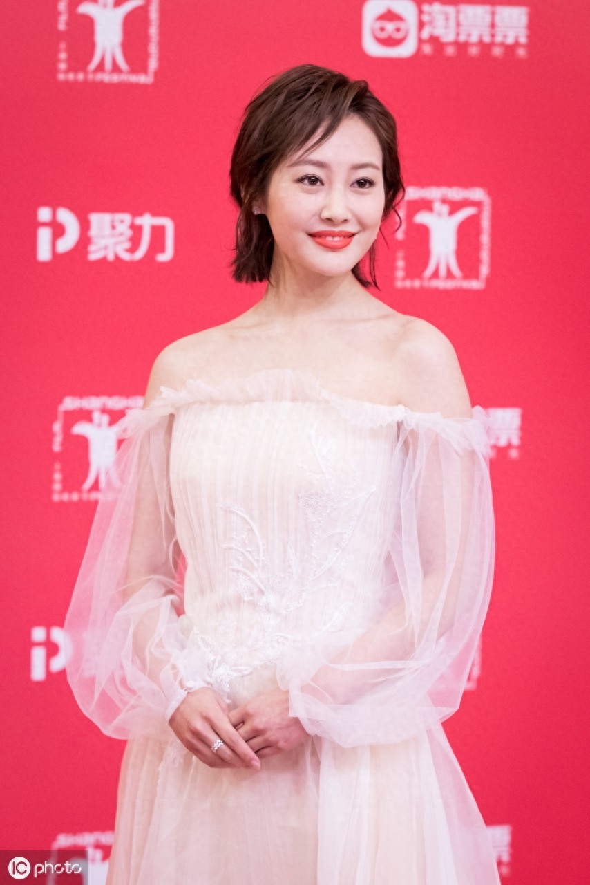 李纯，最美的10张照片欣赏，皮肤白皙，气质优雅