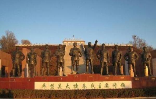 平型关十大将军雕塑:2个元帅,1个大将,4个上将