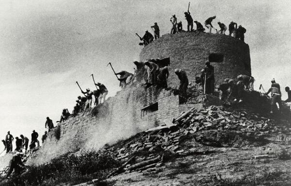 平型关十大将军雕塑:2个元帅,1个大将,4个上将