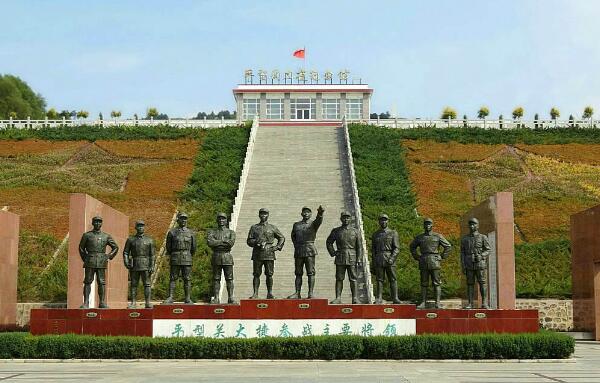 平型关十大将军雕塑:2个元帅,1个大将,4个上将