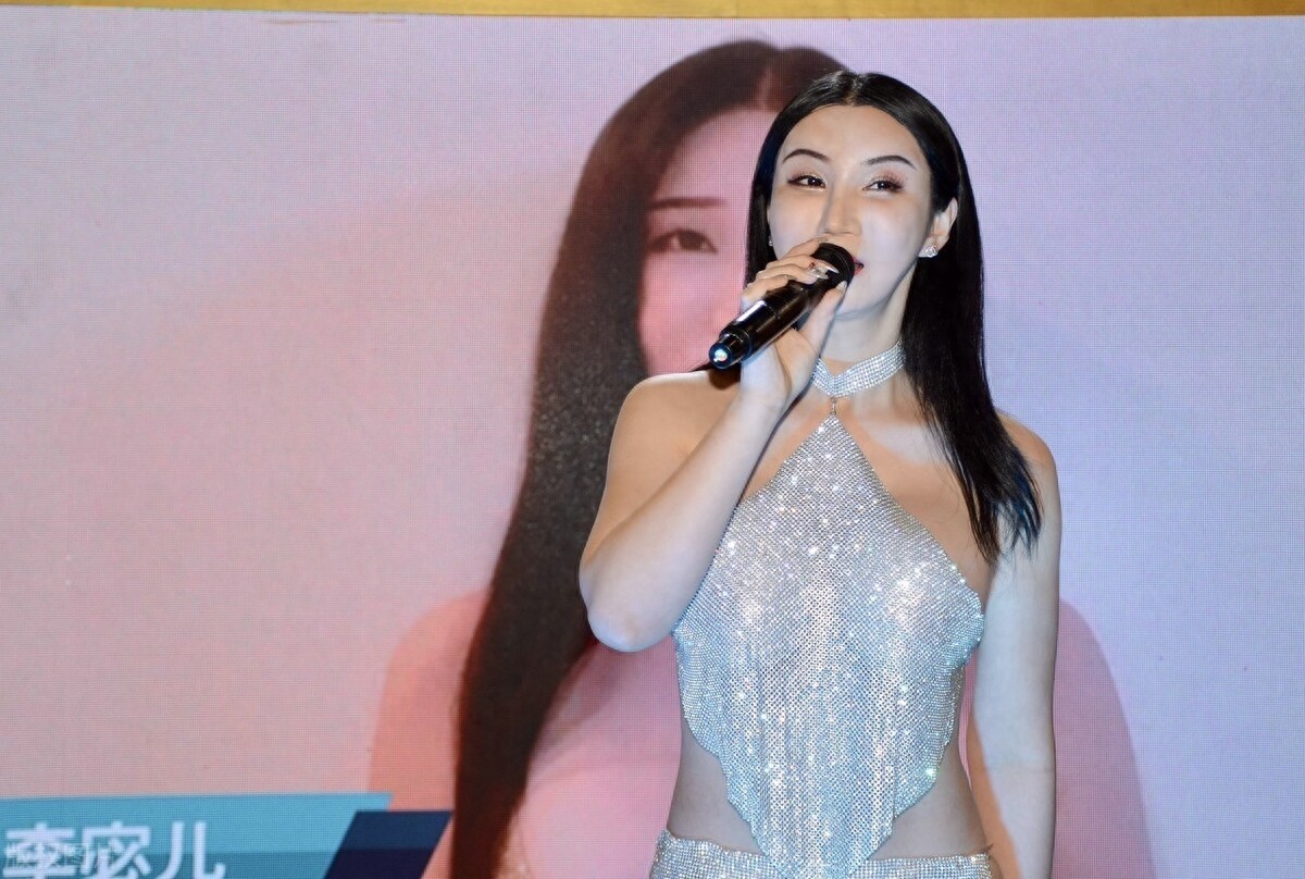 香港亚洲小姐李宓儿出席品牌发布会，身材超好惹人羡慕