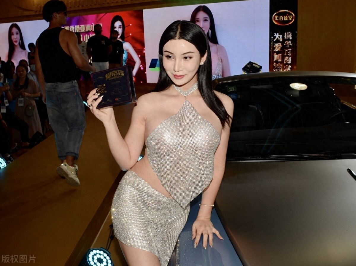 香港亚洲小姐李宓儿出席品牌发布会，身材超好惹人羡慕