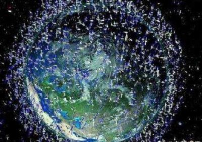 ​地球在太空的真实样貌，犹如巨型垃圾场，美丽蓝星都是骗人的