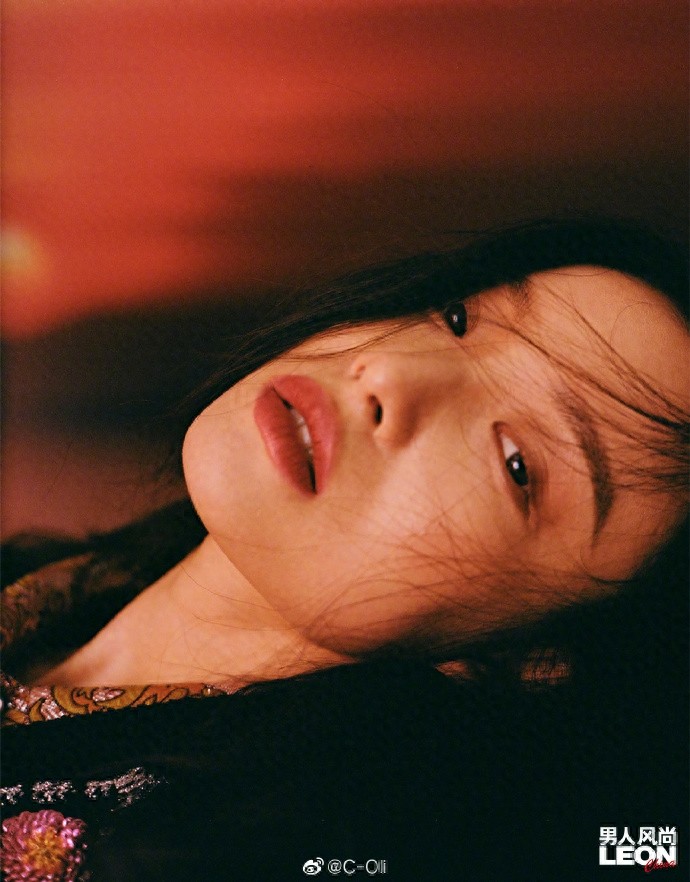 倪妮携手男模张航登开年刊封面，LEON首位封面女郎，气场不输男模