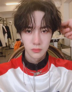 ​小编偶遇王一博考汽车驾照，摩托车赛车手居然没有小车驾照？