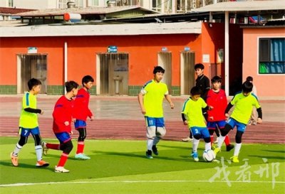 ​襄都区小学生足球赛鸣哨开赛 300多名小将绿茵比拼享运动乐趣