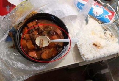 ​顾客外卖吃出烟头怒评价 商家回怼：还能吃出包黄鹤楼