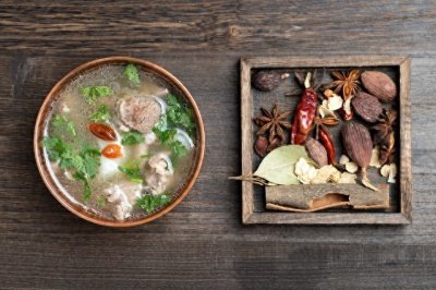 ​羊杂汤：暖胃又暖心的美食传奇