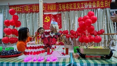 ​广西玉林孤寡老人今年满百岁，红豆义工办起敬老祝寿交流活动