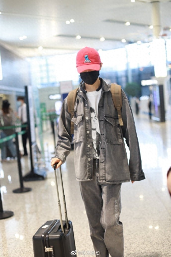 田燚现身机场，灰色牛仔服十分有范，戴着“小红帽”童趣十足