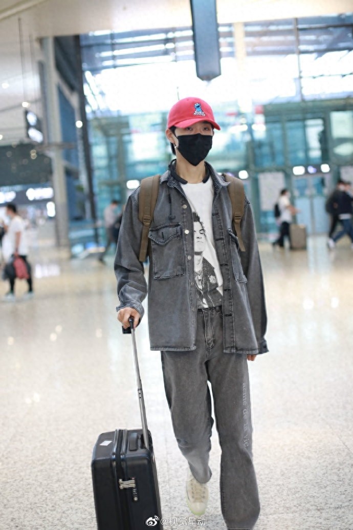 田燚现身机场，灰色牛仔服十分有范，戴着“小红帽”童趣十足