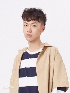 田燚现身机场，灰色牛仔服十分有范，戴着“小红帽”童趣十足