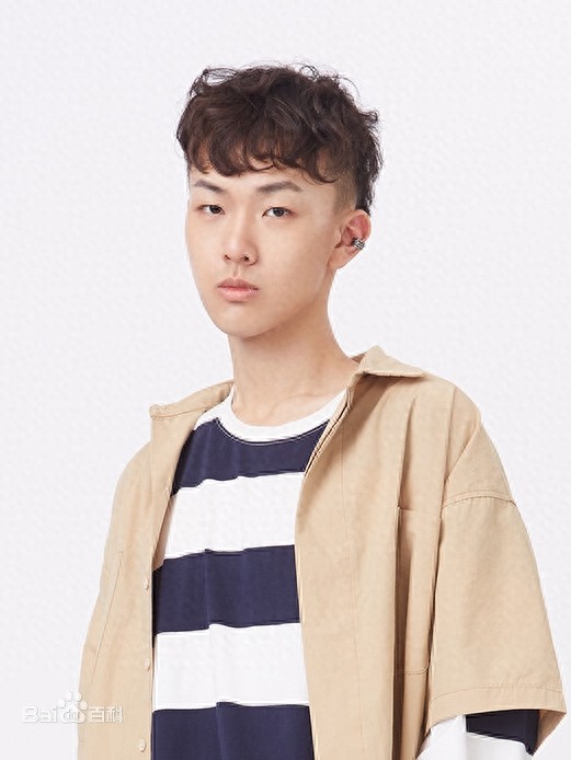 田燚现身机场，灰色牛仔服十分有范，戴着“小红帽”童趣十足