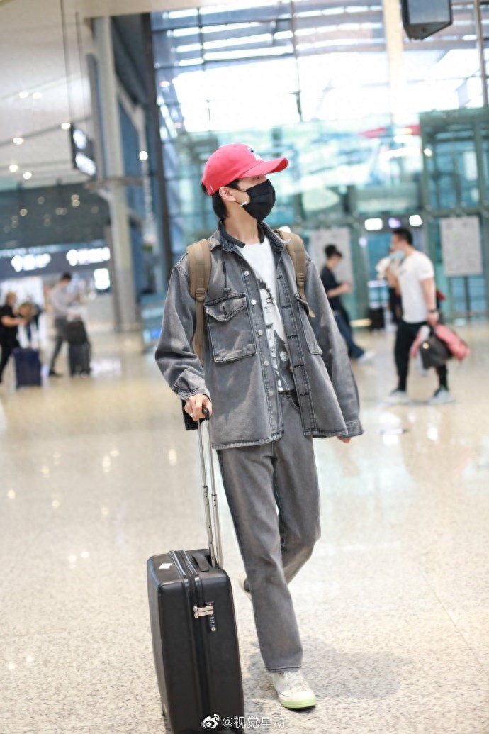 田燚现身机场，灰色牛仔服十分有范，戴着“小红帽”童趣十足