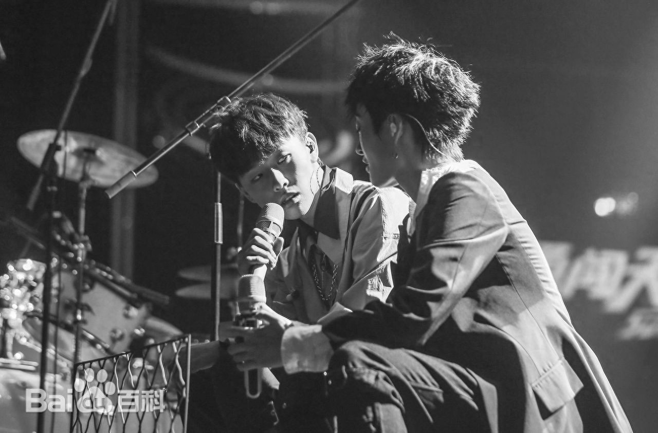 田燚现身机场，灰色牛仔服十分有范，戴着“小红帽”童趣十足