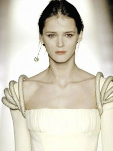 拯救Dior的女人——传奇超模卡神