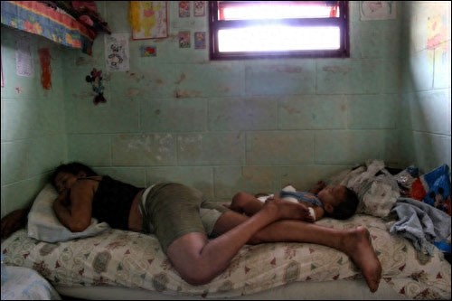 真实记录女犯妈妈和孩子在监狱的生活