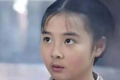 ​她14岁把第一次给了释小龙，全网曾禁止她整容，如今竟长成这样