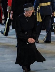 ​屈膝一礼大＂掐架＂ 王妃们谁行礼最标准？