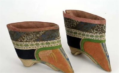 ​中国古代女性缠足的起因是什么？