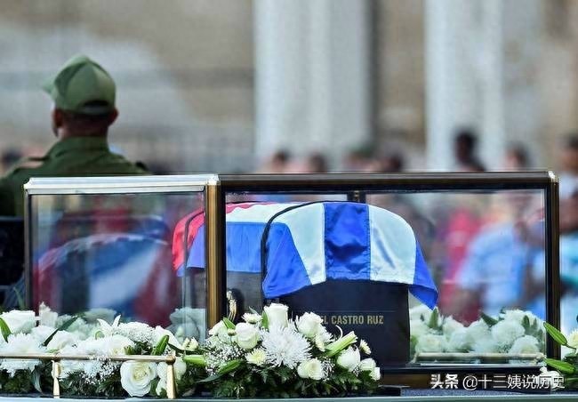 卡斯特罗葬礼老照片：灵车突然中途抛锚，图9他的墓地寒酸简陋