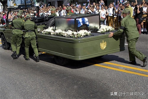 卡斯特罗葬礼老照片：灵车突然中途抛锚，图9他的墓地寒酸简陋